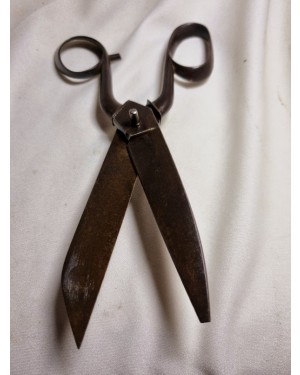 Tesoura séc XIX, marca AC,France, coleção ou museu.  Mede 20 cm comprimento, ferro,funcionando, p costura.